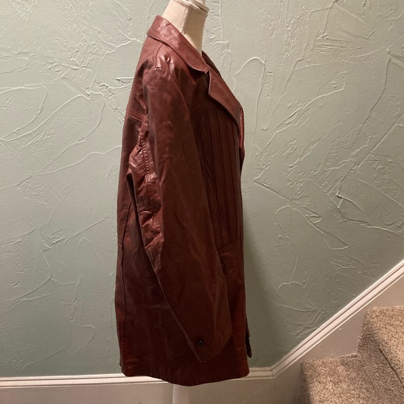 Montgomery Ward
Vintage brown/red leather coat
44L - Picture 12 of 14